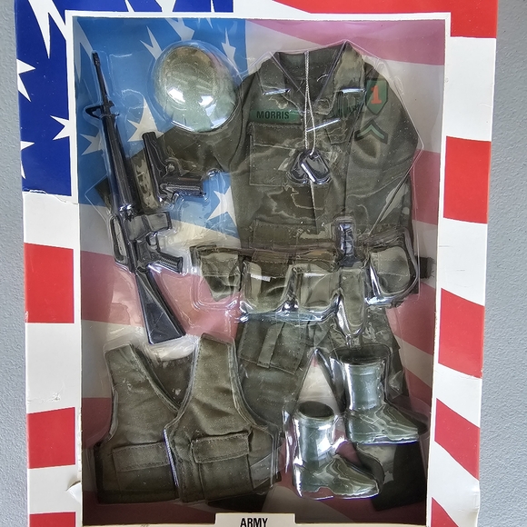 US Serviceman Memorial Collection Vietnam War era Vintage NIB Army Outfits 👀 - Picture 2 of 5